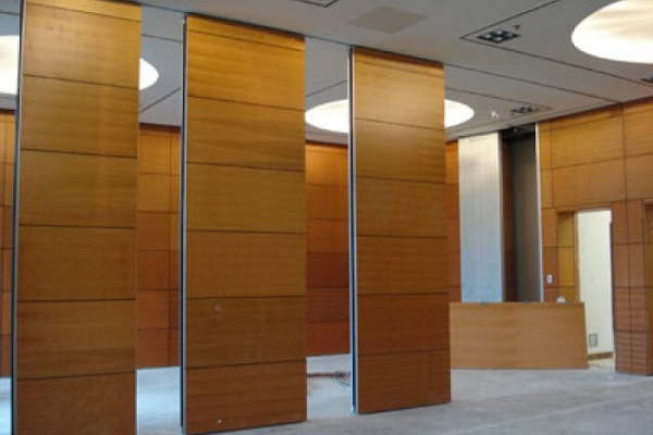 6 Bước Thi Công Vách Nhựa Ngăn Phòng Giả Gỗ 2 Mặt – Chuẩn 2026